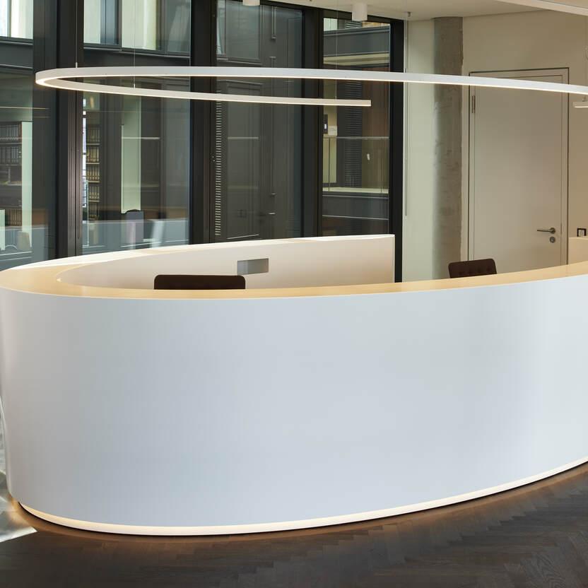 Runder, weißer Empfangstresen Runder, weißer Empfangstresen aus Holz mit Beleuchtung