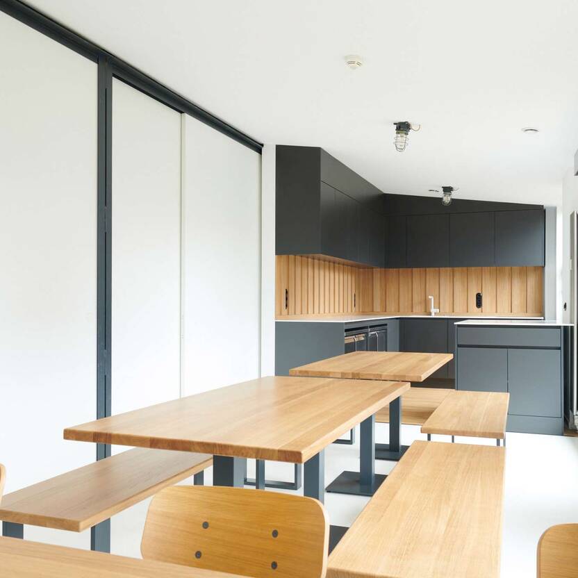 Impression einer offenen Küche mit Sitzgarnituren aus Holz