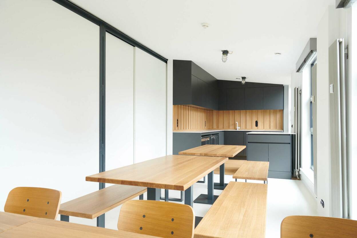 Offene Küche Impression einer offenen Küche mit Sitzgarnituren aus Holz