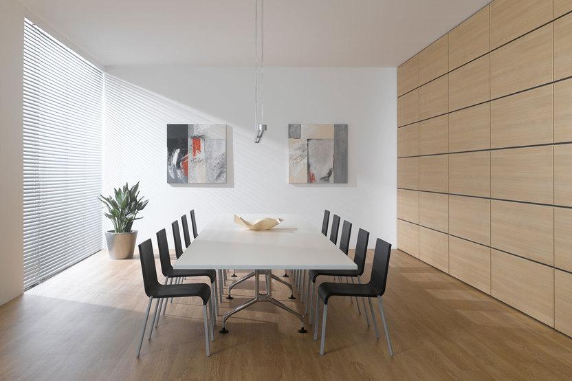 Impression eines Konferenzraumes im Hotel Impression eines Konferenzraumes im Hotel mit Einbauschrank aus Massivholz und weißem Konferenztisch