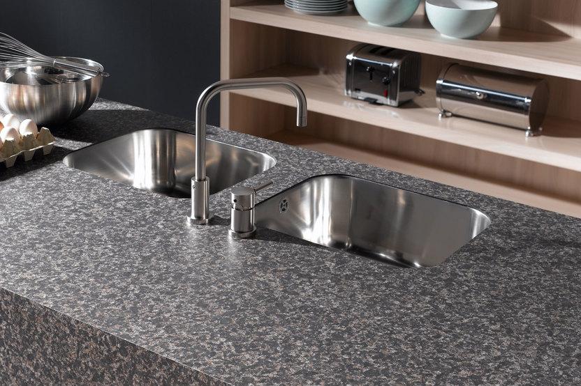 Detailaufnahme einer Arbeitsplatte in Steinoptik mit integriertem Doppelspülbecken