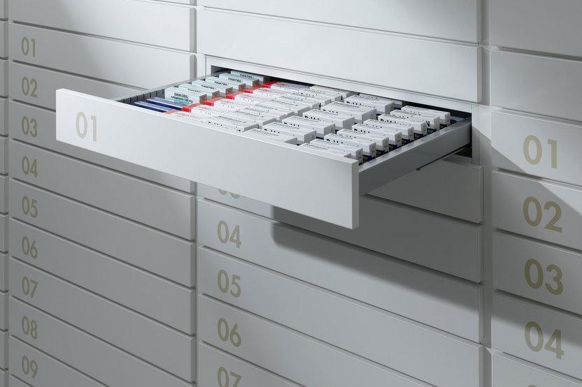Detailaufnahme von Medikamentenschubläden Detailaufnahme von schmalen weißen Medikamentenschubläden mit dezenter Nummerierung und sichtbarer Medikamentenaufteilungen.