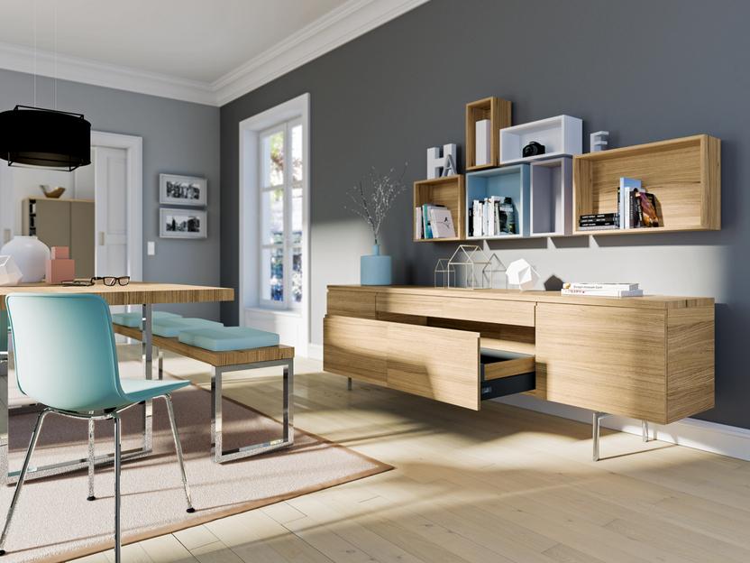 Esszimmerimpression in Holz-Türkis-Kombination Esszimmerimpression in Holz-Türkis-Kombination, Sideboard und Sitzbank mit akzentuierter grauer Wandgestaltung