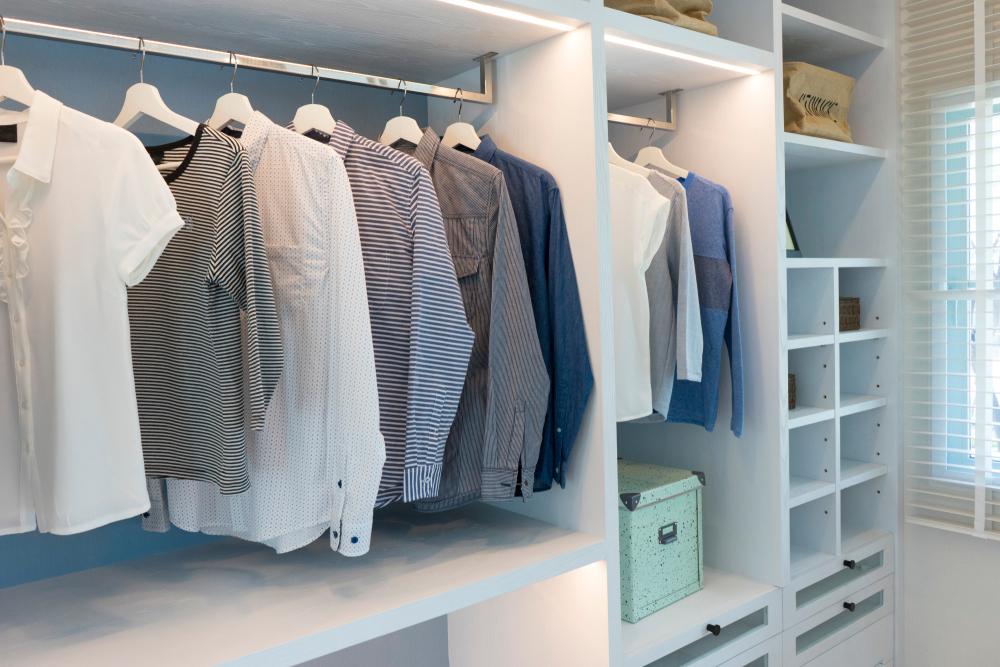Kleiderschrank Musterbild Kleiderschrank mit verschiedenen Fächern