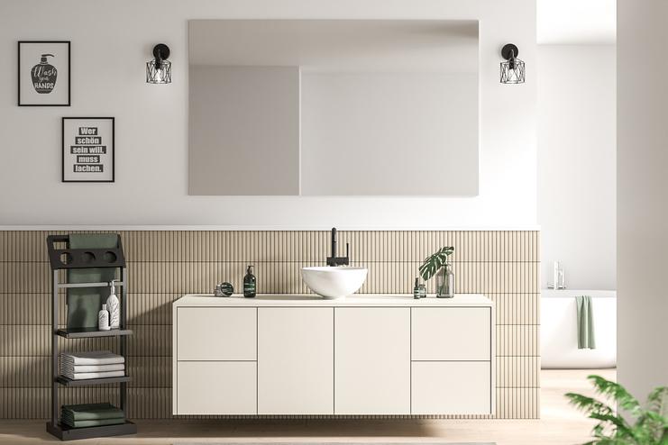 Maßgeschneiderte Badgestaltung mit cremefarbenen Schrankfronten, stilvollen Wandfliesen und modernen, schwarzen Armaturen.