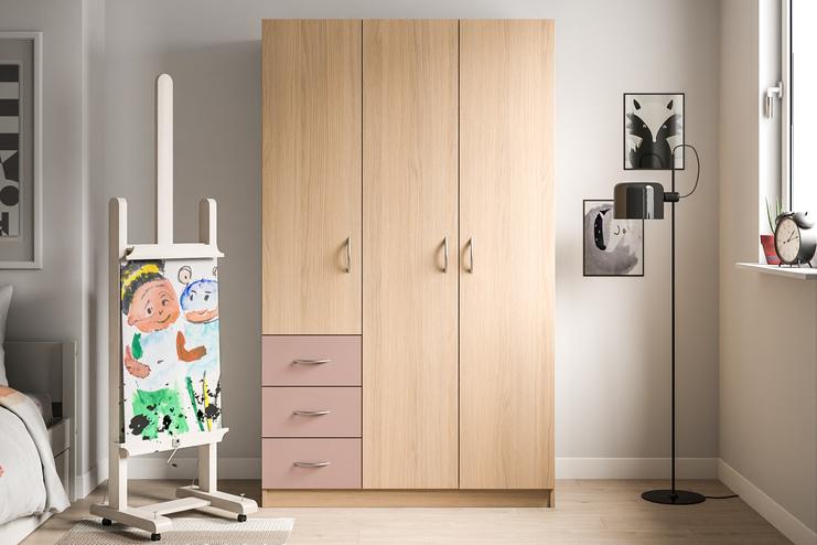 Ein hoher, helles Holz und rosa Schubladen kombinierender Schrank nach Maß, passend zu den lebhaften Farben und der spielerischen Einrichtung des Kinderzimmers.